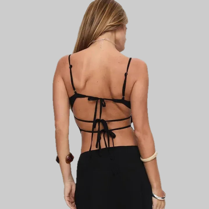 Elegantes besticktes Crop-Top mit Rückenausschnitt und Neckholder-Design