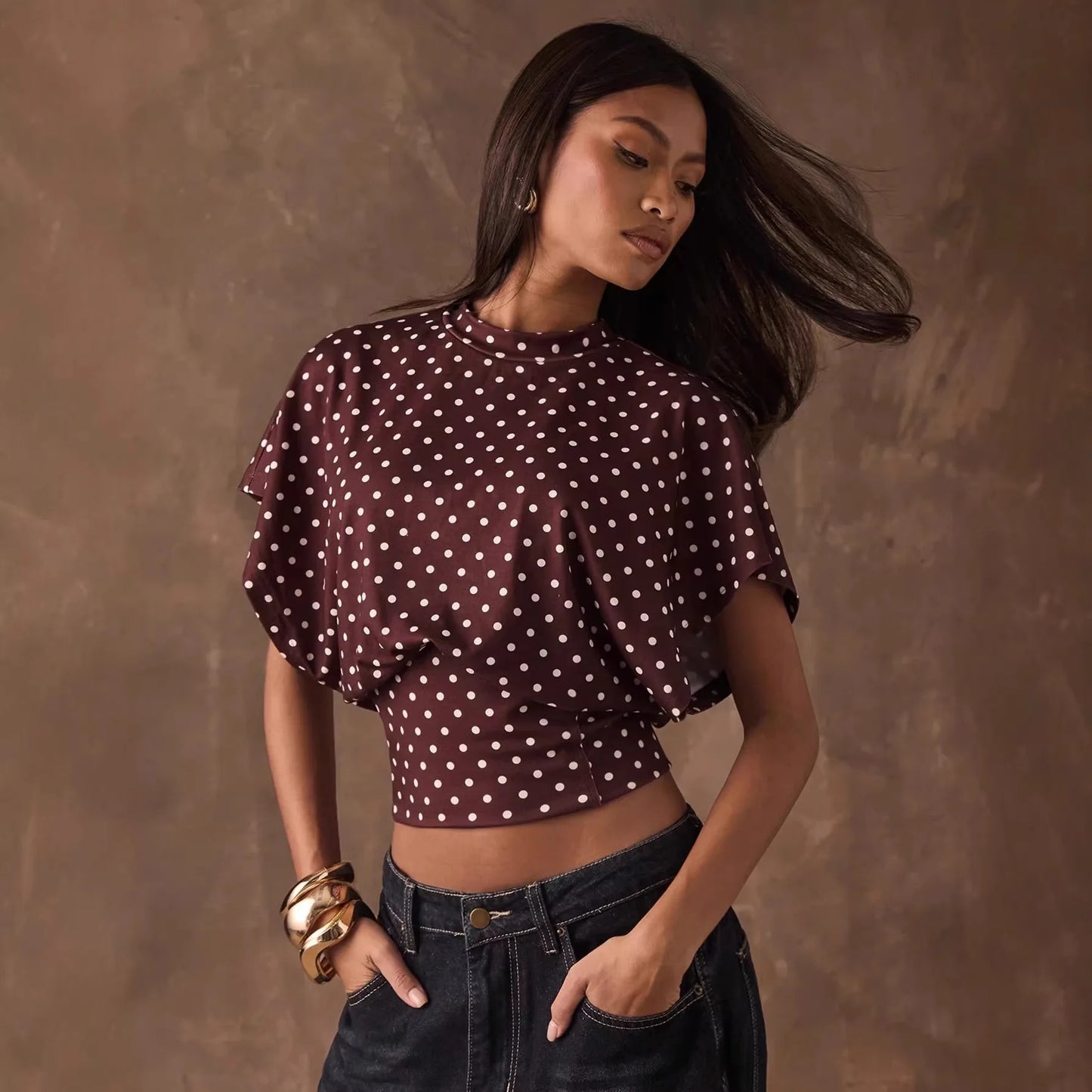 Top corto a pois elegante con maniche a pipistrello per uno stile femminile