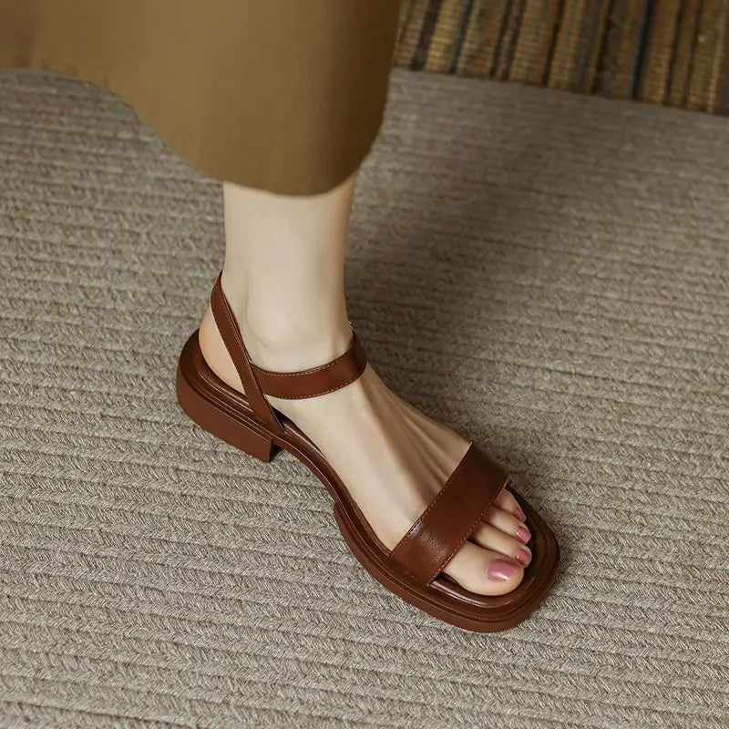 Minimalistische Riemchen-Flachsandalen