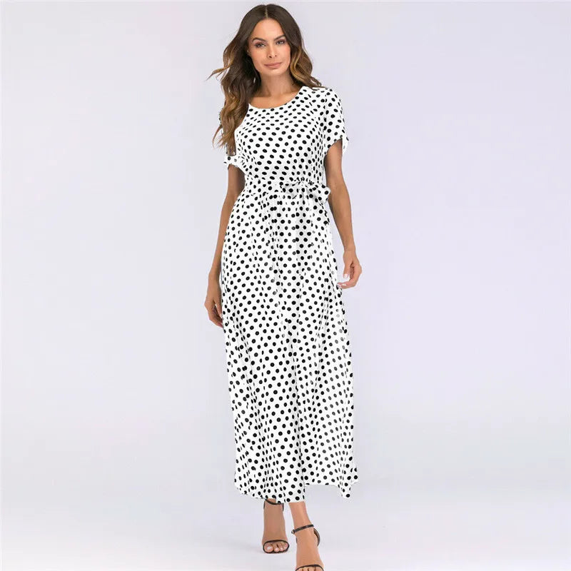 Elegantes langes Kleid mit Polka-Dots und kurzen Ärmeln für einen stilvollen Auftritt
