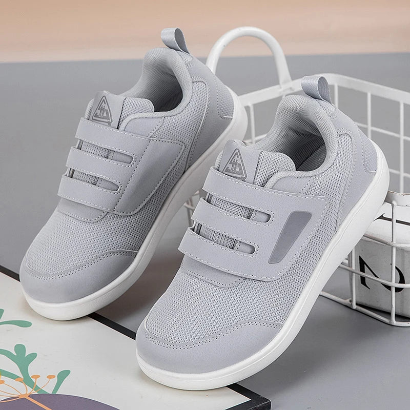 Atmungsaktive Sneakers mit Mesh und Klettverschlussriemen