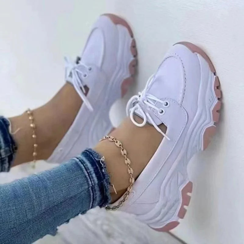 Sneaker mit dicker Sohle und Schnürung