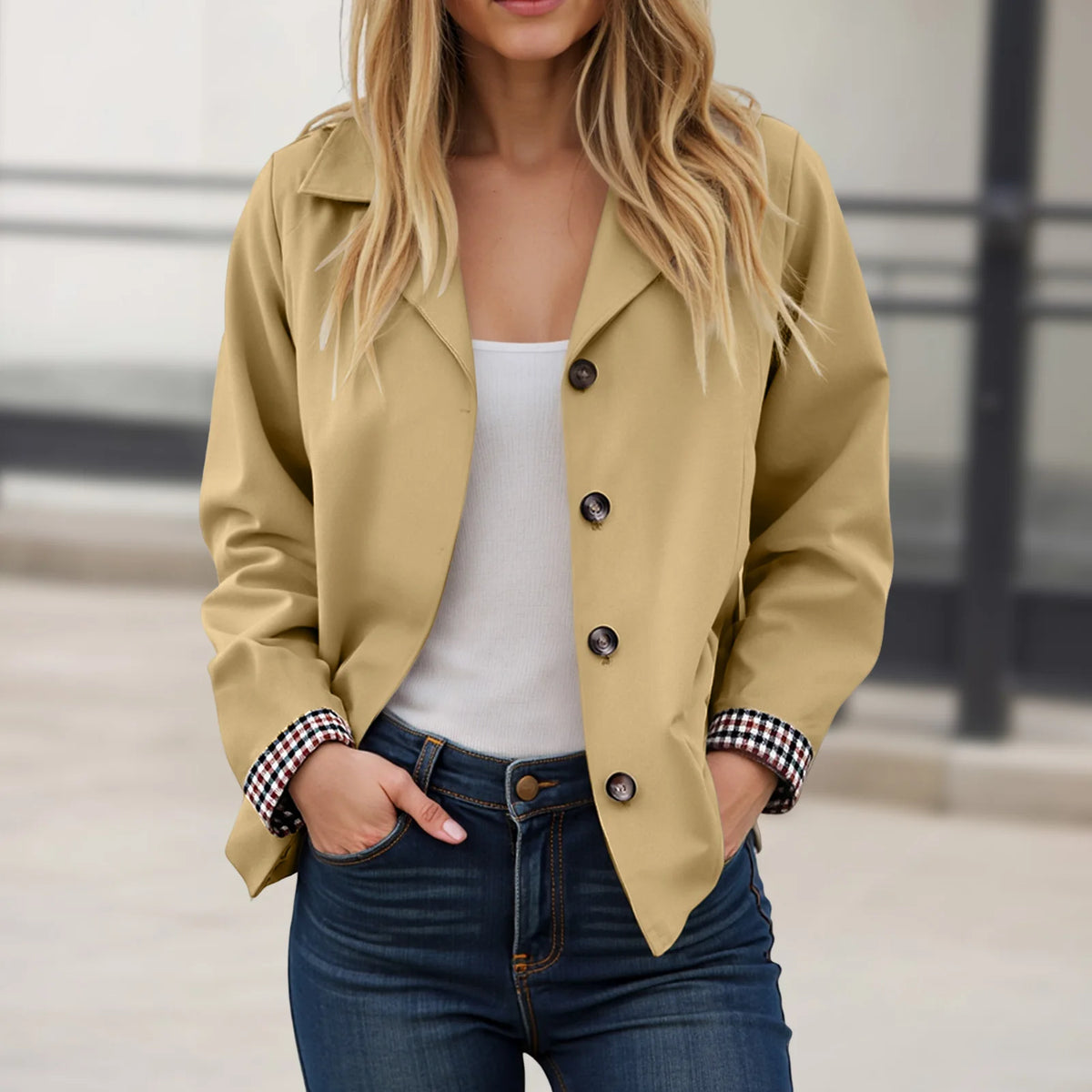 Stylischer einfarbiger kurzer Trenchcoat mit Revers und einreihiger Vorderseite