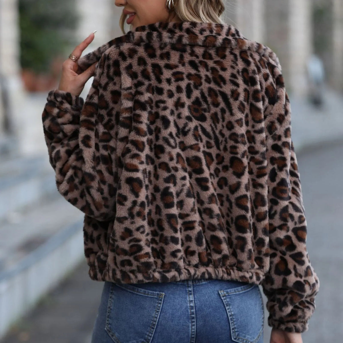 Bomberjacke mit Leopardenmuster und kurzem, flauschigem Fleece-Stil
