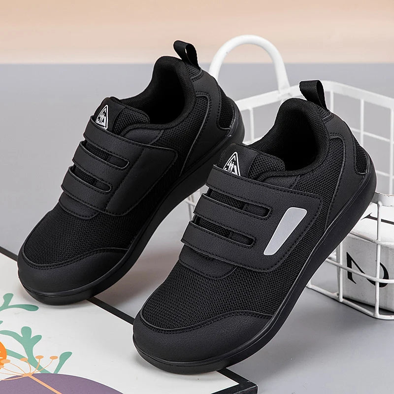 Atmungsaktive Sneakers mit Mesh und Klettverschlussriemen