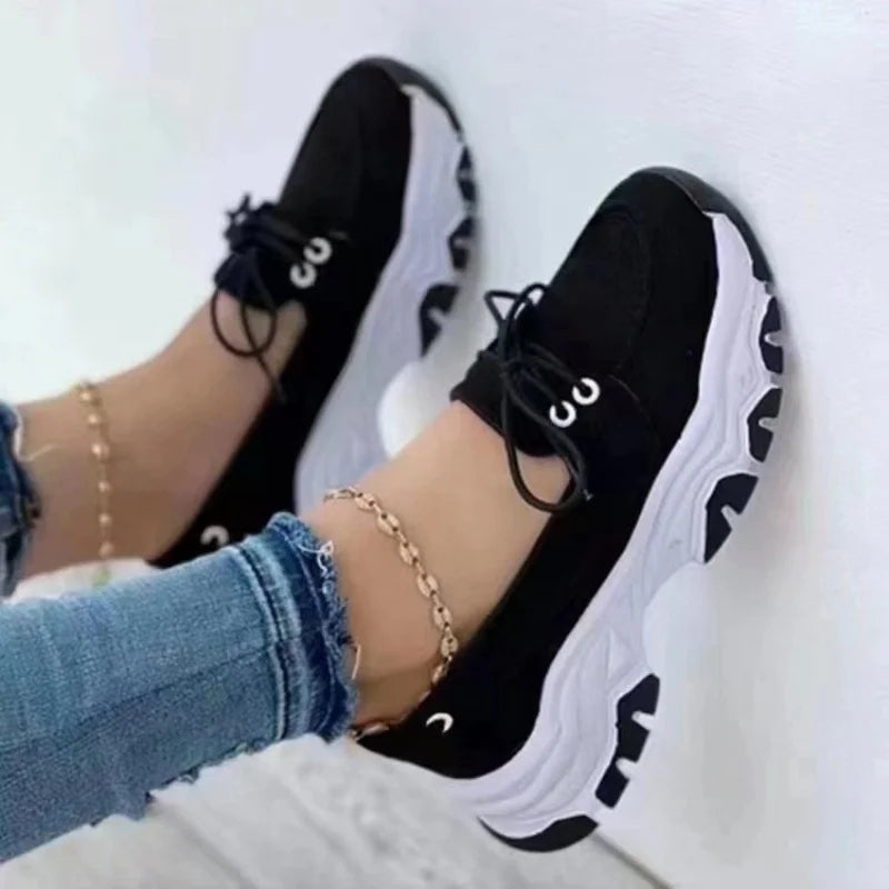 Sneaker mit dicker Sohle und Schnürung