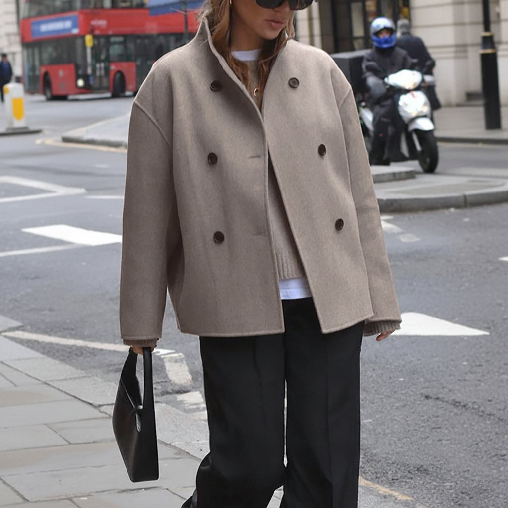 Refined Short Coat for Elevated Looks and Seasonal Comfort