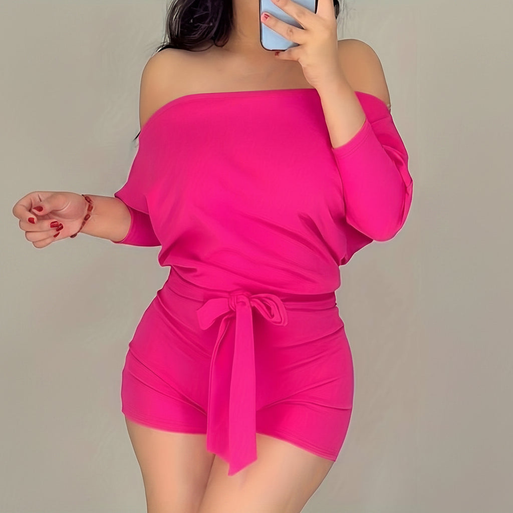 Mono casual de color sólido con shorts y gracia de alas de murciélago