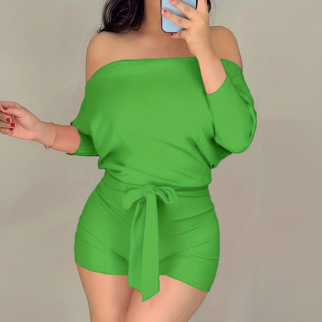 Mono casual de color sólido con shorts y gracia de alas de murciélago