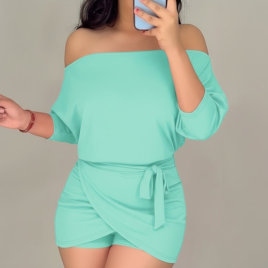 Mono casual de color sólido con shorts y gracia de alas de murciélago