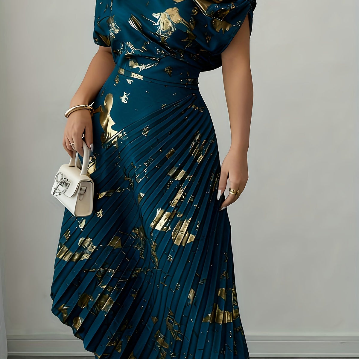 Symmetrisches, plissiertes Midikleid mit Folienoptik