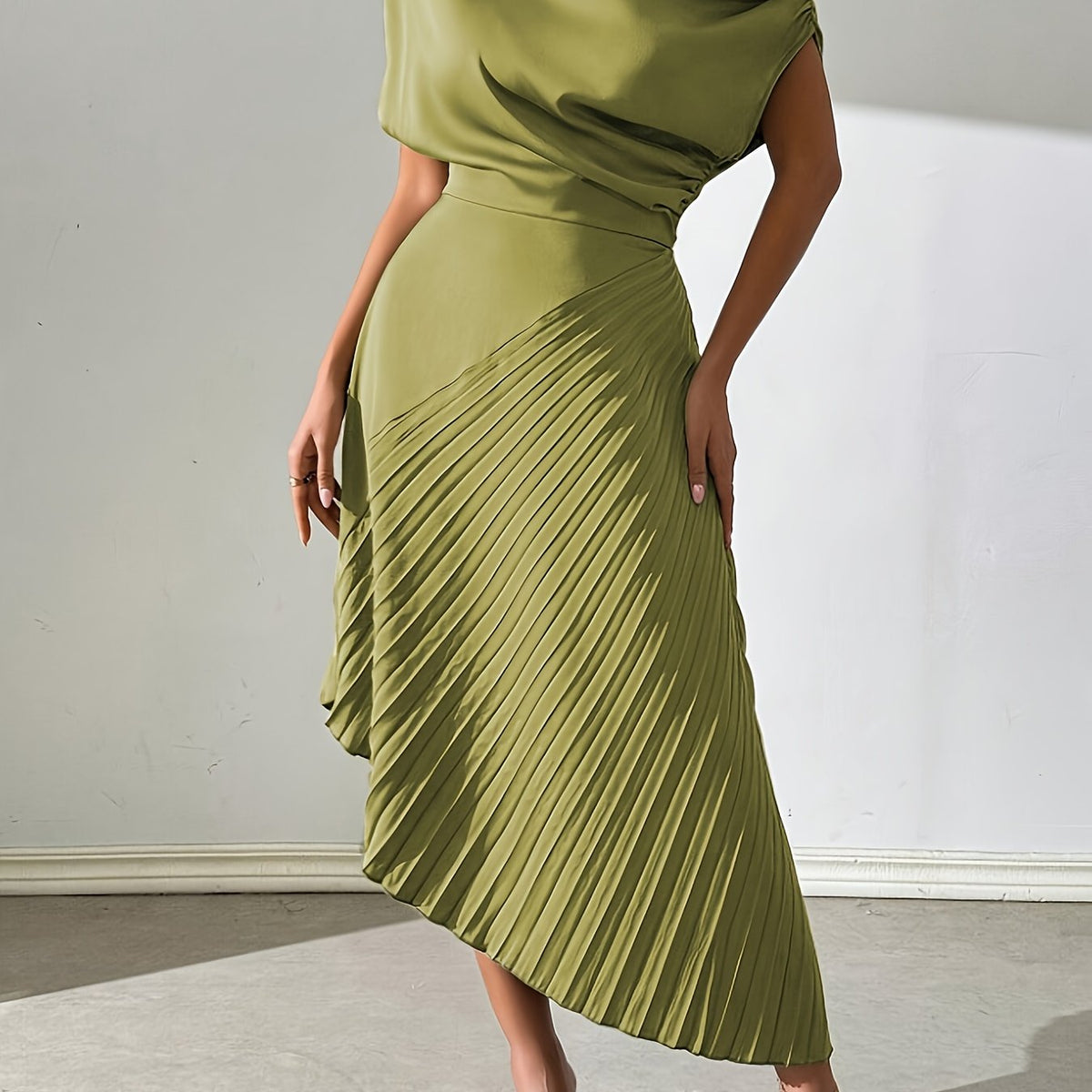 Symmetrisches, plissiertes Midikleid mit Folienoptik
